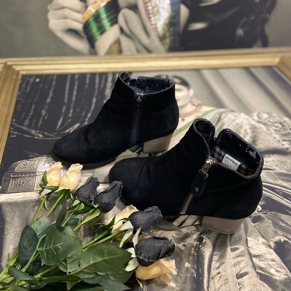 6️⃣5️⃣0️⃣ Women Casual Zipper Boots. Size - 38